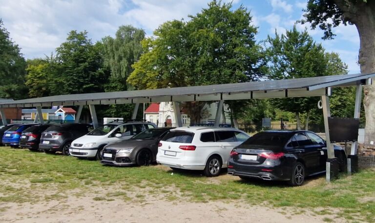 Zadaszenie z fotowoltaiką